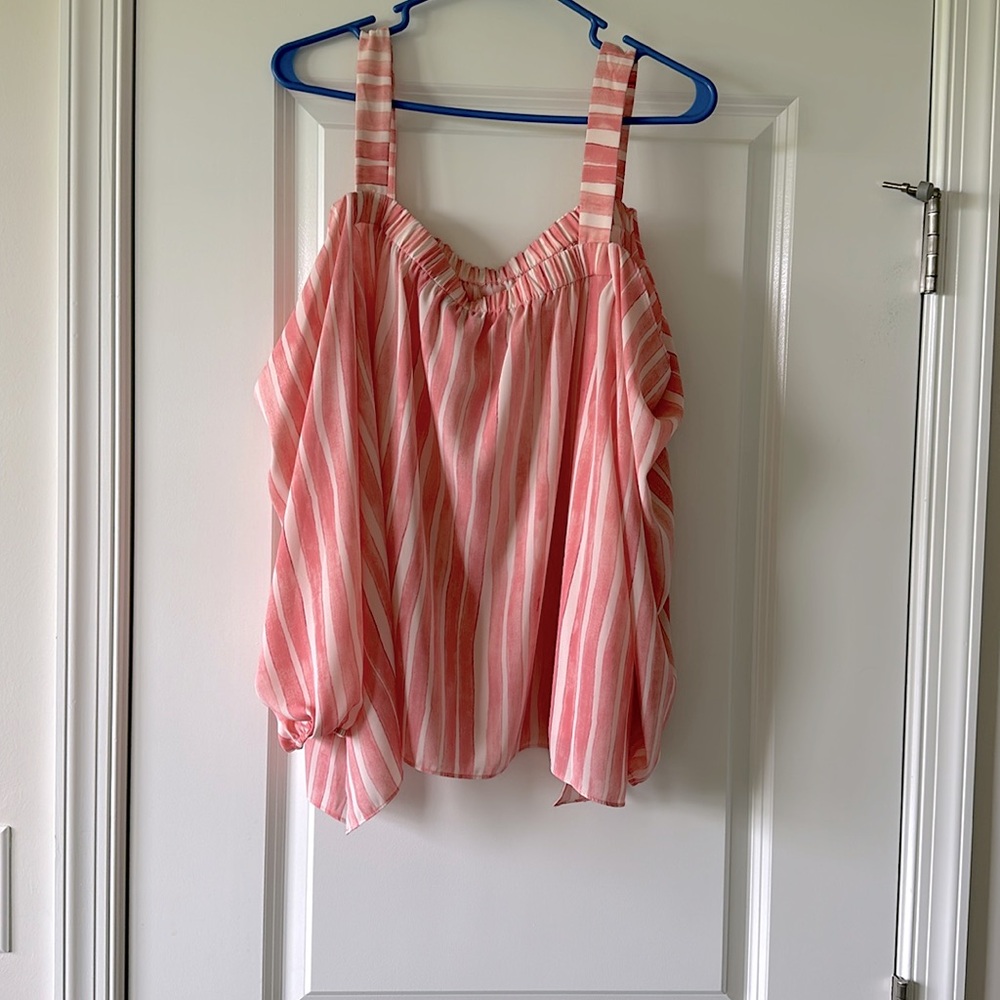 Vince Camuto/NWT flowy open shoulder top/size Lg